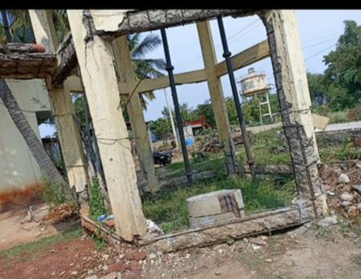 ShivanandaTala5's tweet photo. ಮಾನ್ಯರಿಗೆ ನಮಸ್ಕಾರ.ಇದುರಾಮದುರ್ಗ ತಾಲೂಕು ಸಂಗಳ GPವ್ಯಾಪ್ತಿಯ ಕಲಹಾಳ ಗ್ರಾಮ ಈ ನೀರಿನ ಟ್ಯಾಂಕ್ ಹಳೆಯದಾಗಿದ್ದು ಬೀಳುವ ಹಂತದಲ್ಲಿದೆ.ಈಗಾಗಲೇ gp ಯವರಿಗೆಮನವಿಮಾಡಿದರೂಪ್ರಯೋಜನ ವಾಗಿಲ್ಲ ಆದ್ದರಿಂದ ಮಾನ್ಯರು ತೆರವುಗೊಳಿಸಲುಸಂಬಂಧಪಟ್ಟವರಿಗೆ ನಿರ್ದೇಶನ ನೀಡಬೇಕೆಂದುಕೋರುತ್ತೇನೆ. ಸುತ್ತಲೂ4ಮನೆಗಳಿವೆ.ಅಪಾಯದ ಸಾಧ್ಯತೆಇದೆ@CMofKarnataka https://t.co/t171O5JBFI