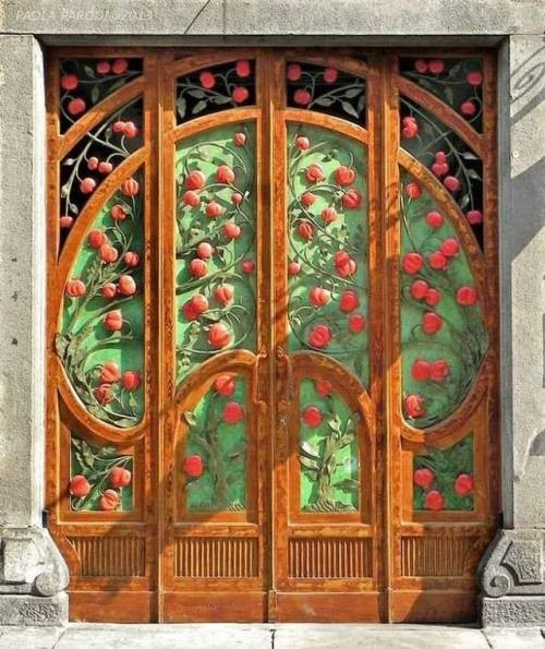 artinsociety's tweet photo. Red pomegranates among the foliage, delicate wrought ironwork, &amp; sweeping curves of woodwork ~ the Portone del Melograno (Pomegranate Door) in San Salvario district of Turin is in “Liberty” style, closely related to art nouveau (design: Pietro Fenoglio)
https://t.co/TvbyjkxUAN https://t.co/2OyAJfaOyc