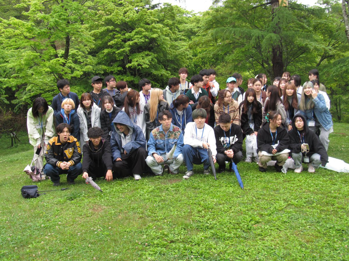 tsb_office's tweet photo. 研修合宿2日目は、ビジネスデザイン学科と合同で軽井沢野鳥の森でガイドウォークを楽しみました。あいにくのお天気でしたが途中で雨もやみ。小鳥がさえずり始めました。夜はフラワービジネス学科の皆さんとチームビルディング。 https://t.co/uGJqN6Eef9