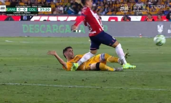 pitsonq's tweet photo. @ramosrizo @futpicante Que me dice de esta barrida https://t.co/8fVWRLrKQQ