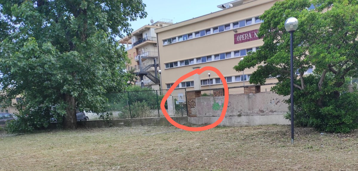 SSallustri's tweet photo. @astralmobilita #metromare Stella Polare visto che state facendo i lavori perchè non mettete qualcosa per impedire di scavalcare il muro? Hanno i soldi per tatuaggi, sigarette, vestiti firmati ma NON vogliono pagare il biglietto! 
#bastaladri https://t.co/TJzuYgsK1w