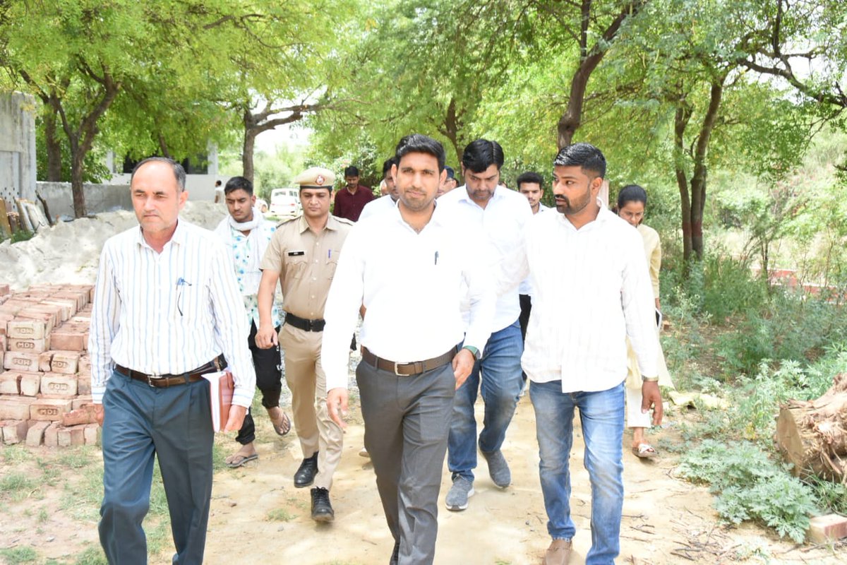 गुरुग्राम उपायुक्त श्री निशांत कुमार यादव ने वीरवार को जिला के विभिन्न गांवों के तालाबों के सौंदर्यीकरण के कार्यों का लिया जायजा।जल स्तर को सामान्य बनाए रखने के लिए तालाबों का जीर्णोद्धार अमृत सरोवर योजना के अंतर्गत कार्य कराया जा रहा हैं,
