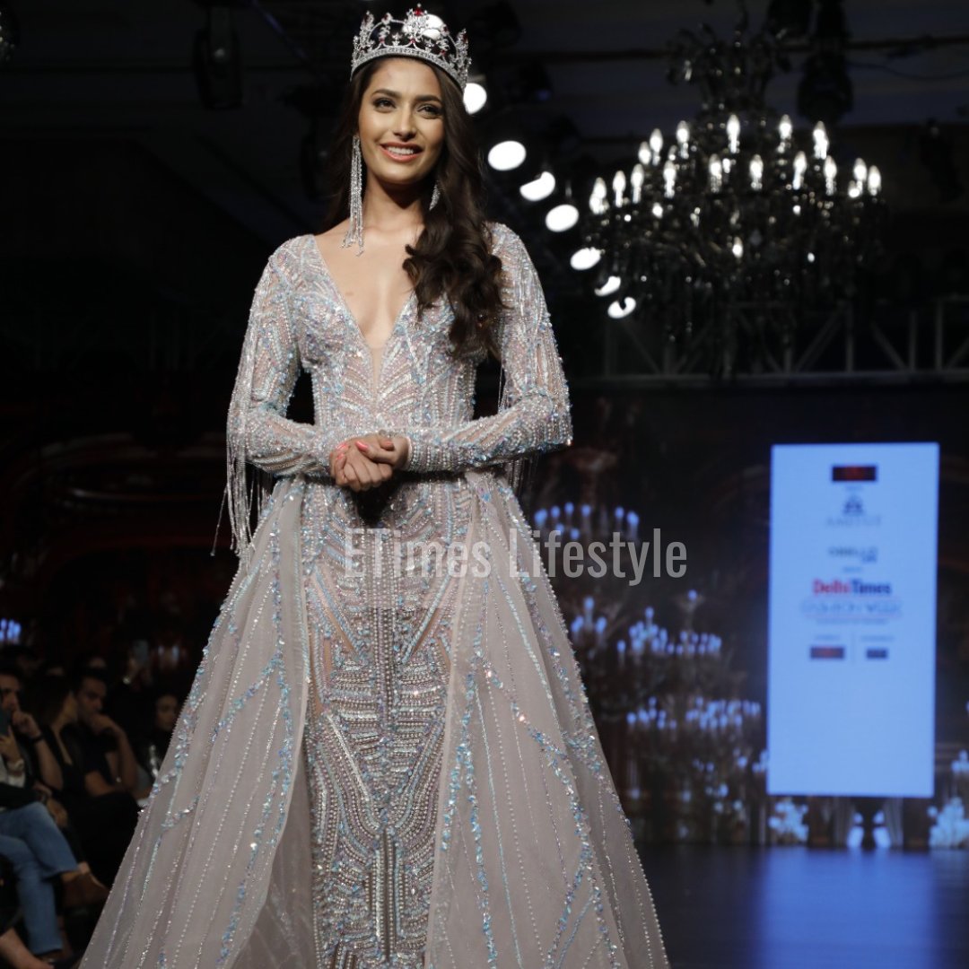 ETimesLifestyle's tweet image. Designer Amit GT's show had the best selection of unique, affordable, beautiful dress styles for the conventional and new-age bride and bridesmaids.

The showstealer was Femina Miss India 1st runner up Shreya Poonja.

#delhitimesfashionweek #dtfw #shreyapoonja