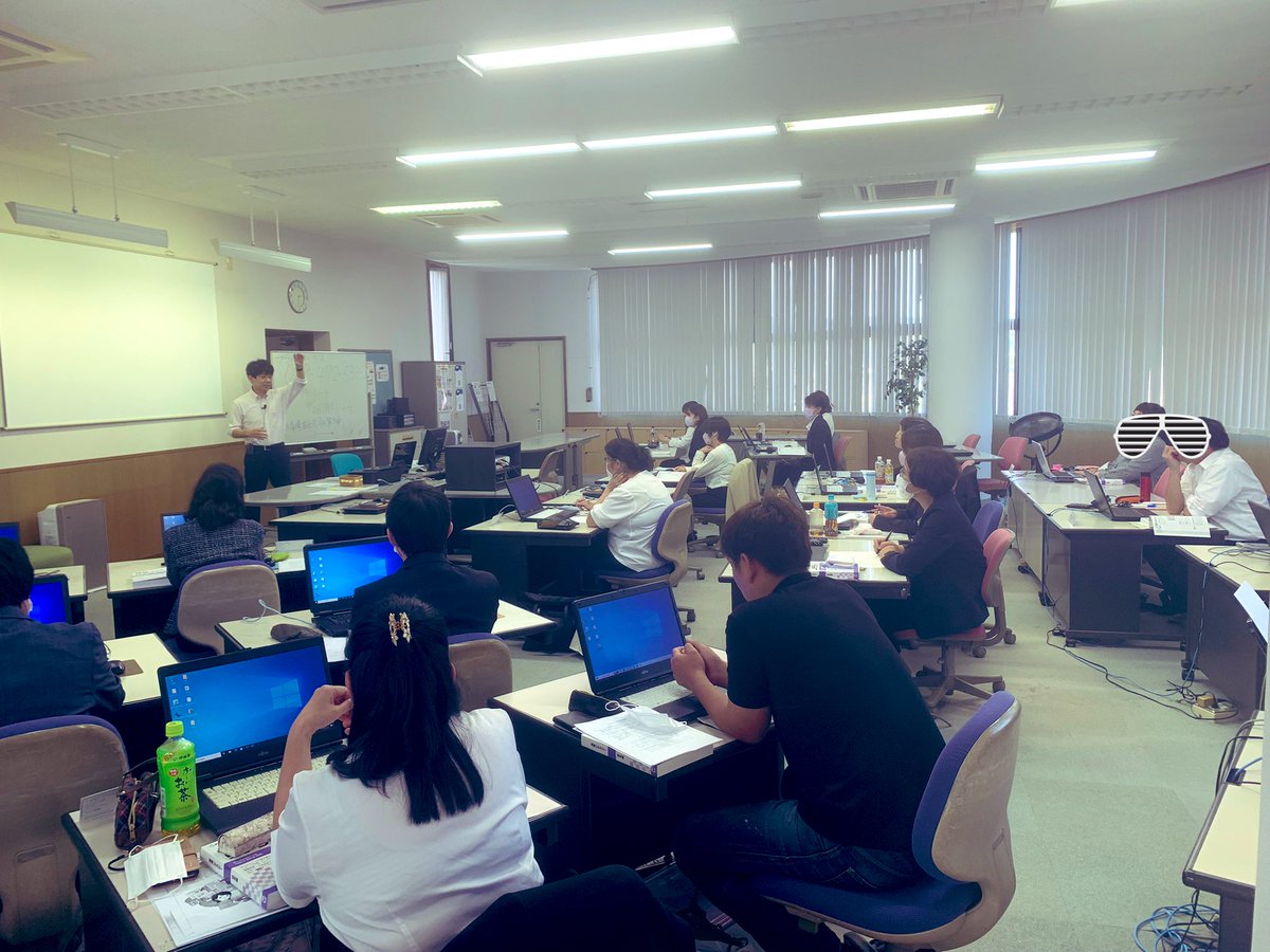 primeworksinfo1's tweet photo. 本日5月26日より、ITビジネス科(WEB活用)K①の職業訓練が始まりました‼︎
18名の皆様、3ヶ月間一緒に頑張りましょう😁✨
暑くなってきましたので、体調管理には気をつけてくださいね🌻
※社長は気合いが入って腕まくりしてます😂 https://t.co/PxOEsV2wTN