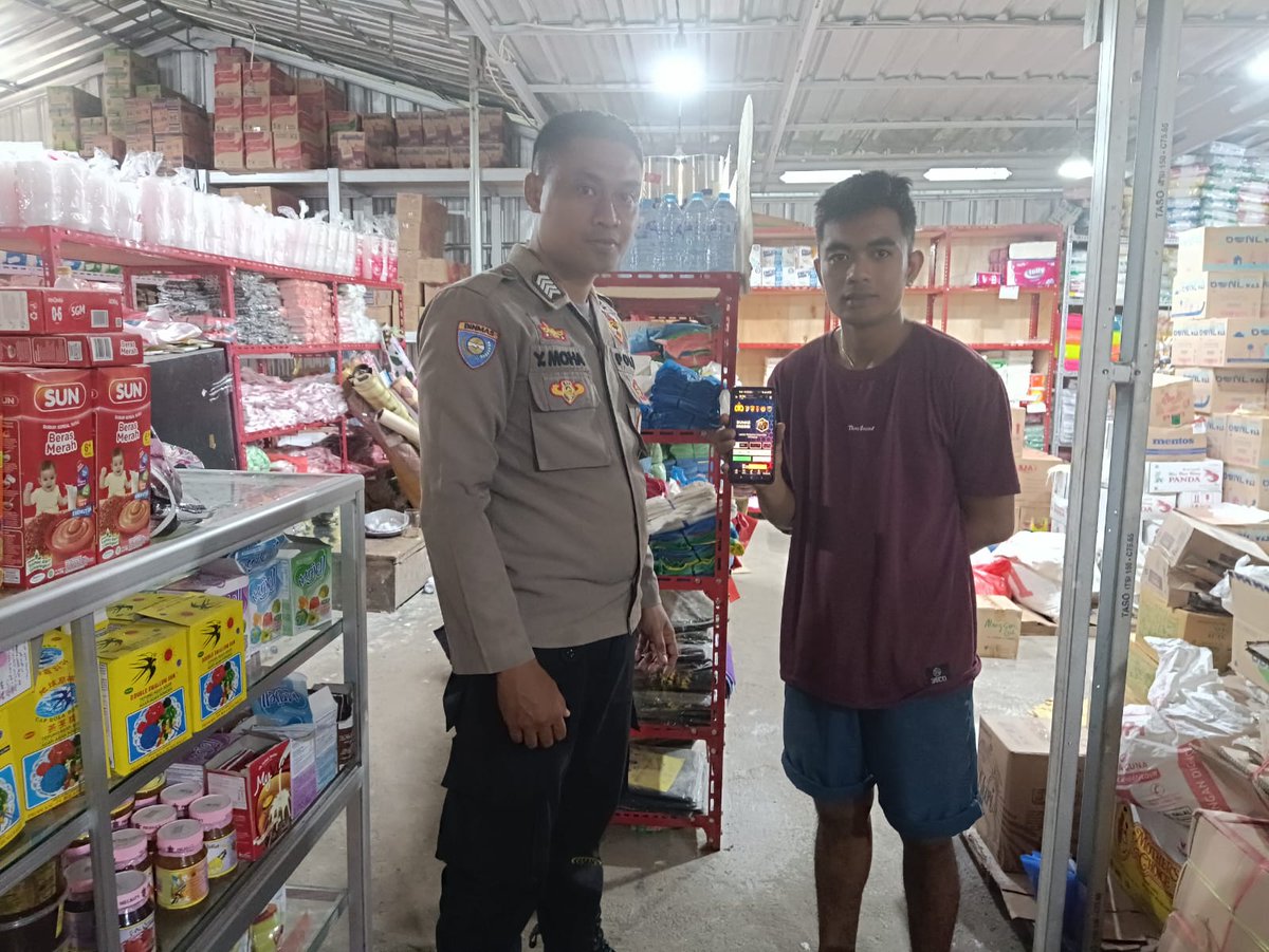 YofitZola's tweet photo. Bhabinkamtibmas Kel. Molosipat U Kec.Sipatana, melaksanakan edukasi penggunaan aplikasi DUMAS PRESISI dengan menggunakan smartphone.  

@temanpolisi
@divisihumaspolri 
@polisi_indonesia
@tribratanewsgorontalo 
@polisiindonesia https://t.co/AIDxoLksbR