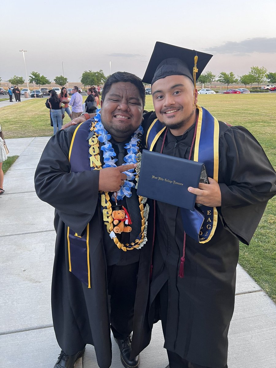 TommyGodlove's tweet photo. The homie Leo Gonzalez with my son @browhosajay at graduation!! #PositiveVibes #congrats #Enjoythat! 👍 https://t.co/XtOxdDxQ5F