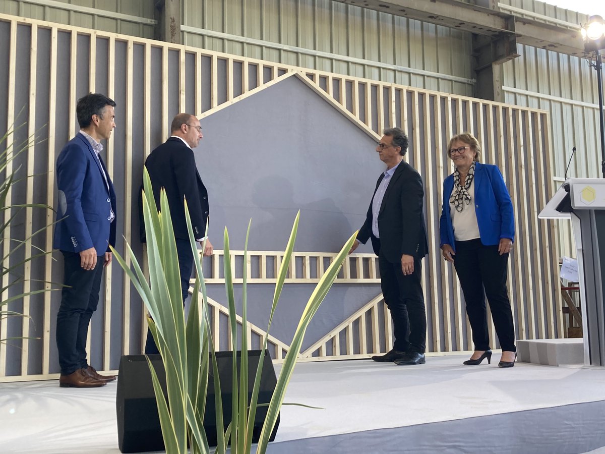 VINCI Construction en France (@vinciconstrucfr) on Twitter photo 📍A #Champigné, notre filiale #Sogea Atlantique BTP & @MLHabitat ont inauguré hier, en présence de <a href="/FlorenceDabin/">Florence Dabin</a>, notre usine de préfabrication dédiée à la #RénovationEnergétique de 296 logements en @maine_et_loire menée dans le cadre de la démarche <a href="/EnergiesprongFR/">Energiesprong France</a>⬇️ 📍A #Champigné, notre filiale #Sogea Atlantique BTP & @MLHabitat ont inauguré hier, en présence de <a href="/FlorenceDabin/">Florence Dabin</a>, notre usine de préfabrication dédiée à la #RénovationEnergétique de 296 logements en @maine_et_loire menée dans le cadre de la démarche <a href="/EnergiesprongFR/">Energiesprong France</a>⬇️