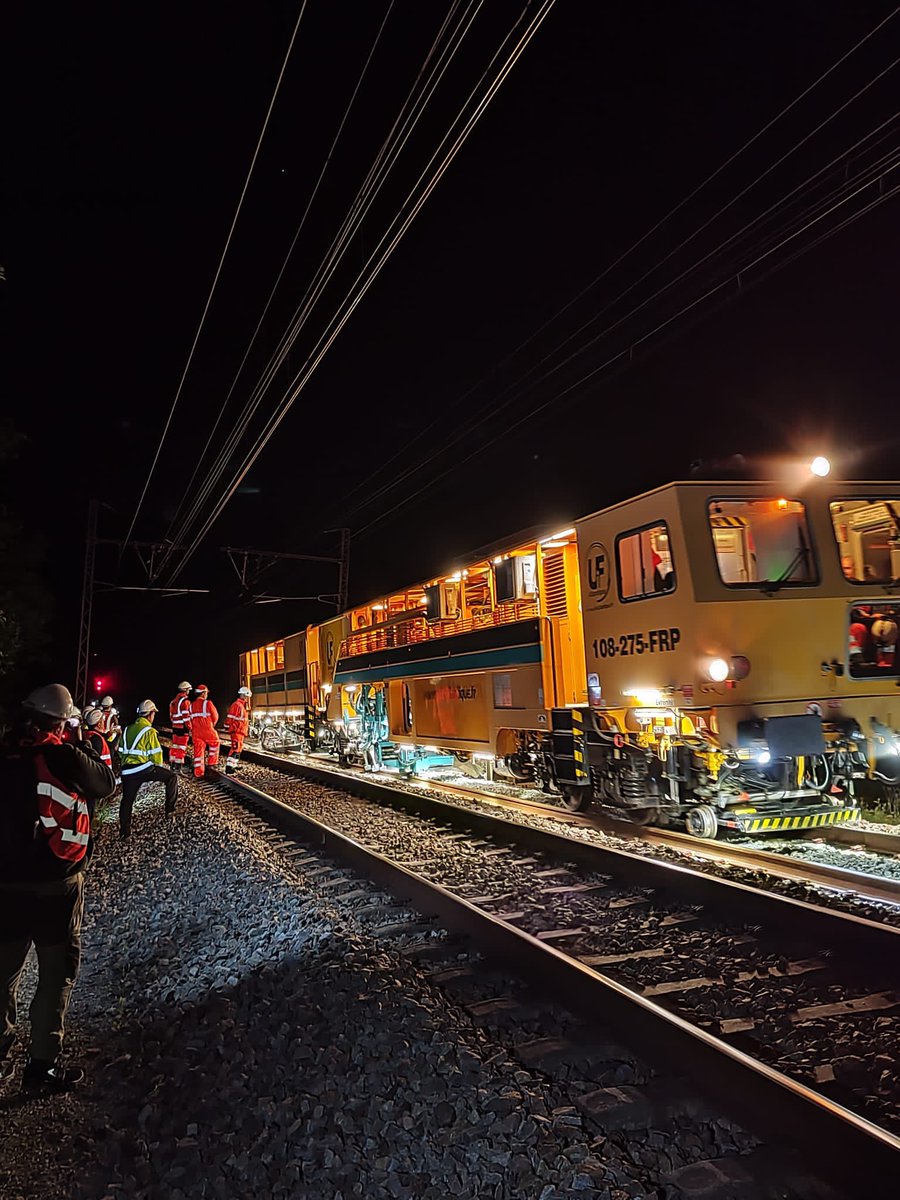 BeaujeanGarrido's tweet photo. Toutes les nuit, ça féraille dur du côté de #limoges pour 🚧 rénover la voie et améliorer le service #POLT. 👉 1,6 milliards 💶 d’investissement jusqu’à 2026.  🤗 merci aux équipes @SNCFReseau pour cette visite avec les élus @NvelleAquitaine @departement86 @VilleLimoges87 https://t.co/I7beozZVSJ