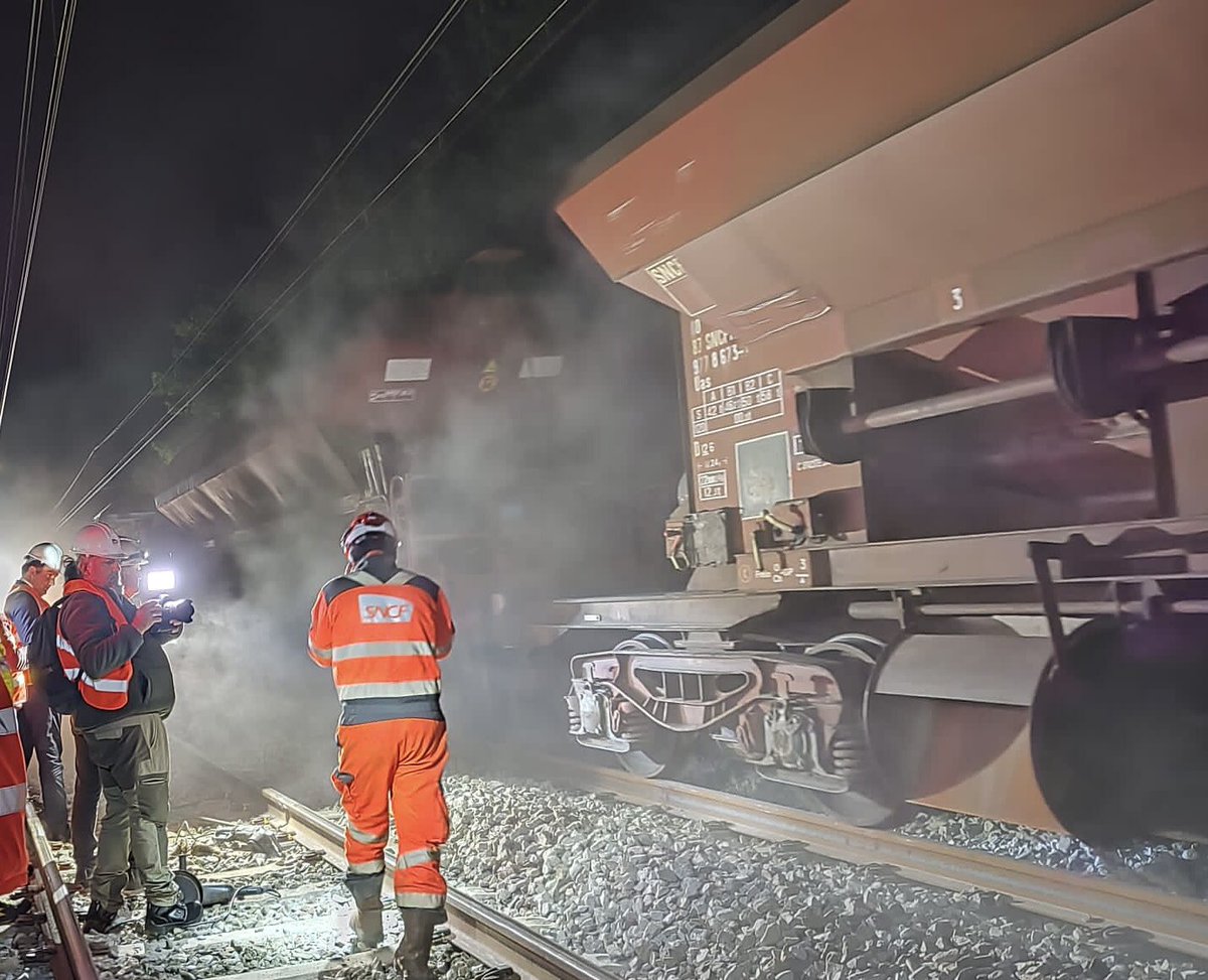 BeaujeanGarrido's tweet photo. Toutes les nuit, ça féraille dur du côté de #limoges pour 🚧 rénover la voie et améliorer le service #POLT. 👉 1,6 milliards 💶 d’investissement jusqu’à 2026.  🤗 merci aux équipes @SNCFReseau pour cette visite avec les élus @NvelleAquitaine @departement86 @VilleLimoges87 https://t.co/I7beozZVSJ