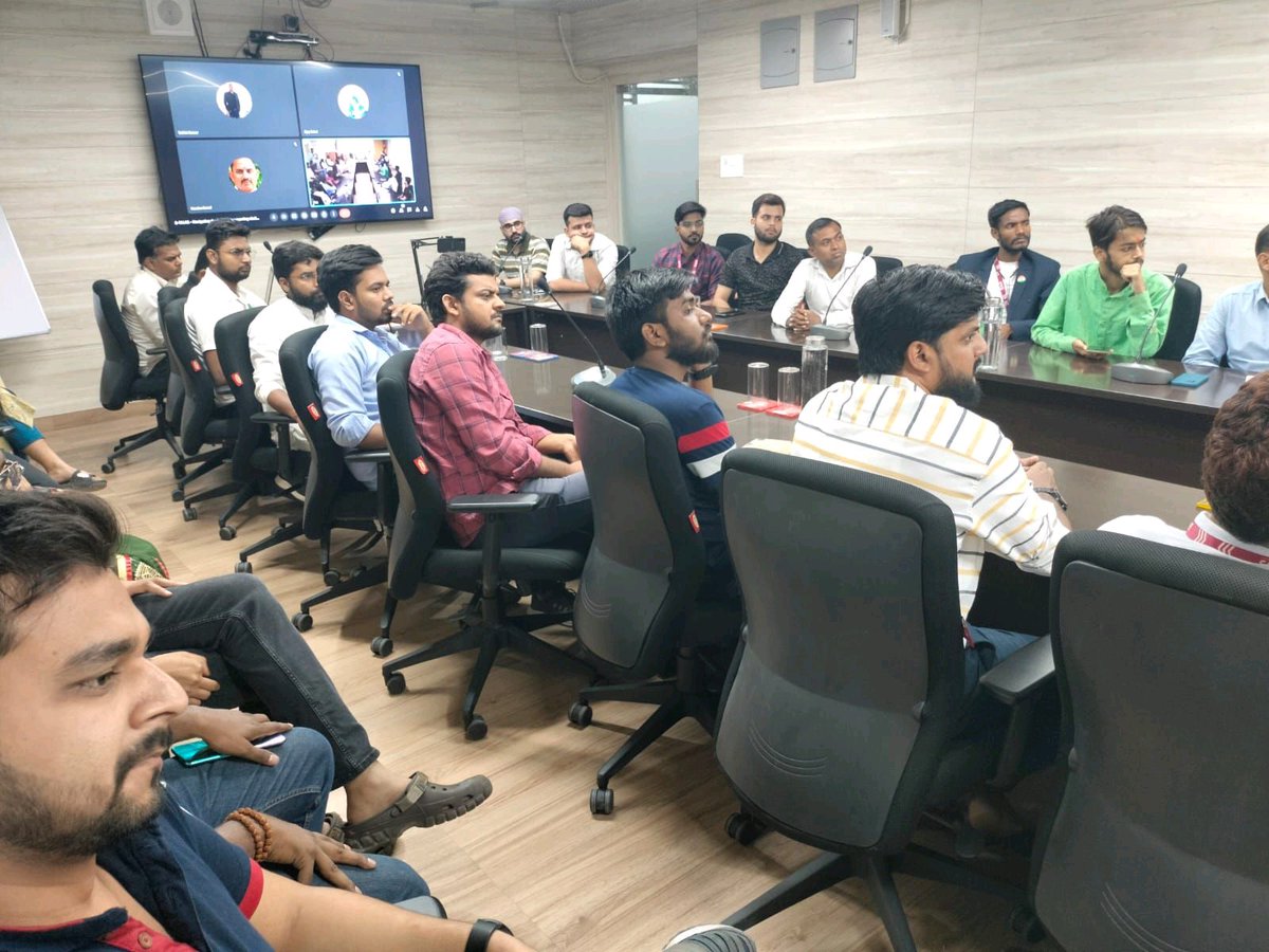HKishor4you's tweet photo. We had an incredible evening with Mr. @Kundanshahi, CEO of @LegalPay,
He shared his journey starting from an NGO to building @legal_pay .
#Startup #meetup #Patna #Bihar #Event #Business #TechaxLabs https://t.co/Gaim1kPC2D