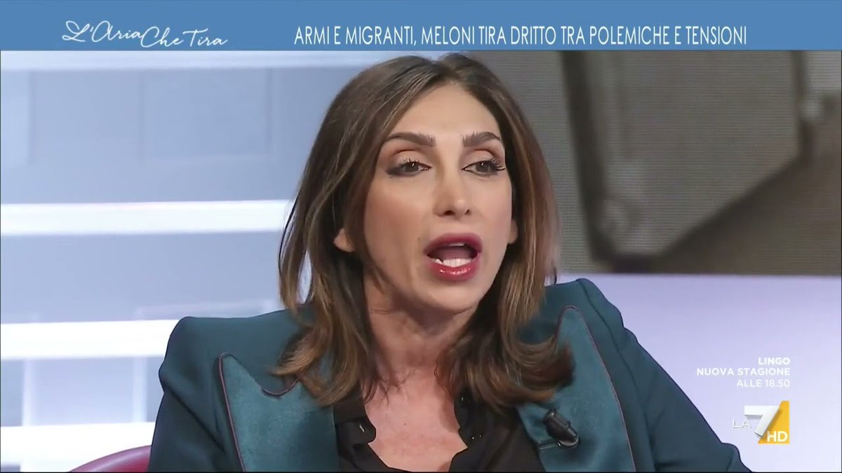 @AleAmbrosiTW @FratellidItalia Io ci metterei lei, così facciamo il gioco delle #sfere coi politici stile #barbaradurso 
Domanda top: ma lei... sopra o sotto?