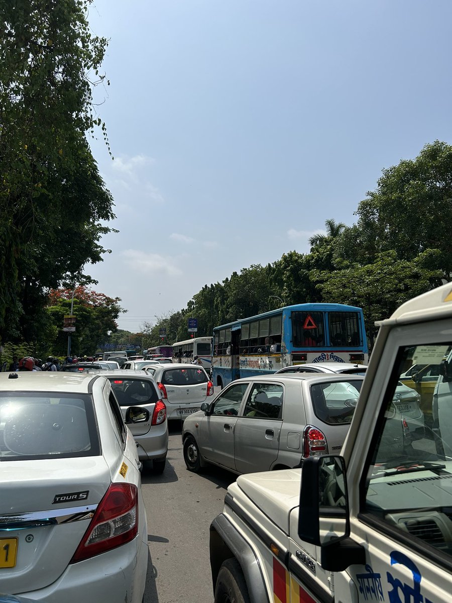horselover3106's tweet photo. So close to office yet so far ! 
#kolkatapolice such a bad job Near Kolkata police training school ! 
Its a daily headache ! 
@kolkatapolice https://t.co/lUR01YSfcV