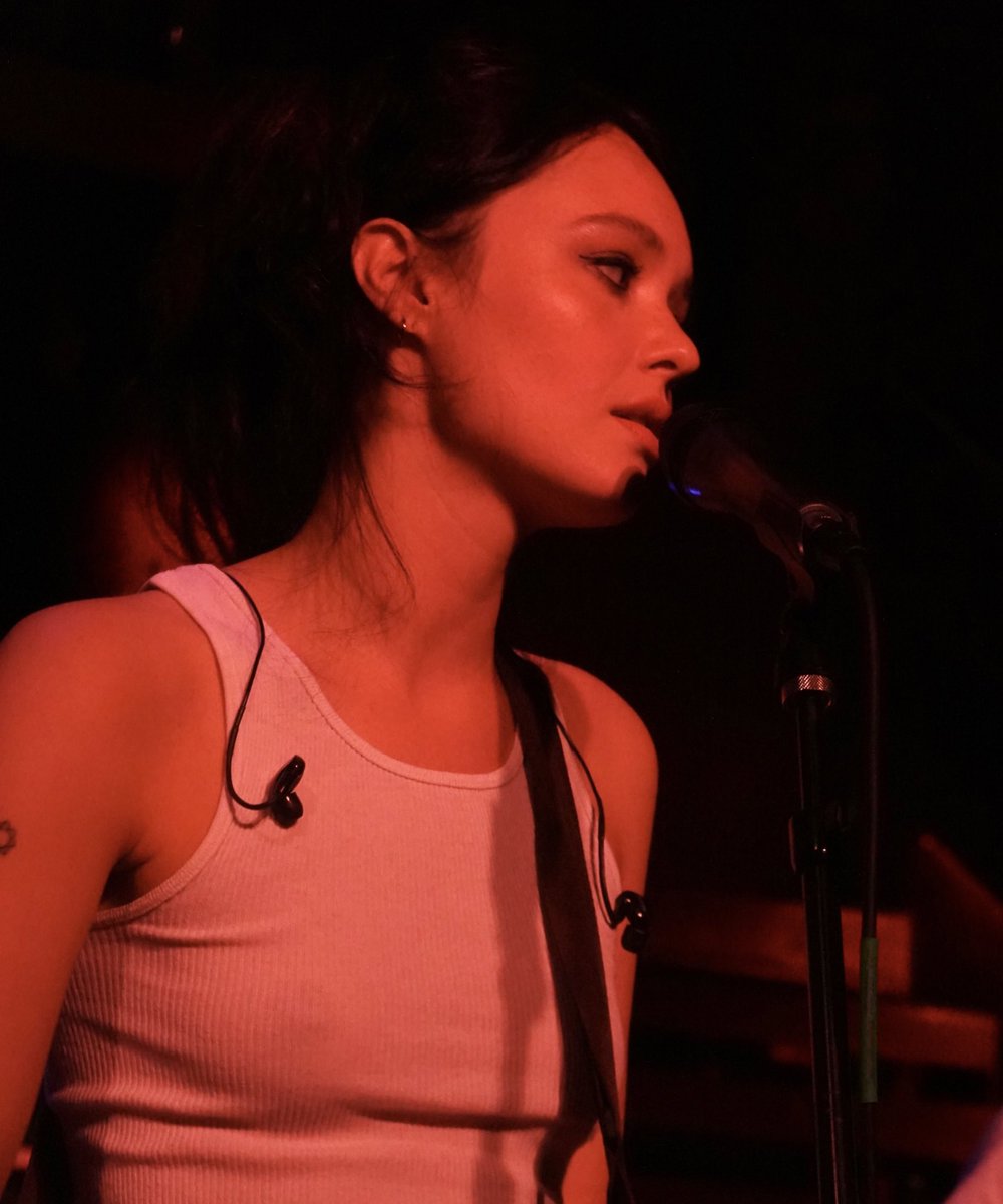 As soon as I saw that <a href="/charlobenji/">Charlotte Rose Benjamin</a> was the opener for tonight’s <a href="/annashoemaker_/">Anna Shoemaker</a> show at <a href="/nublu/">Nublu</a>, I gave her music a try, and I was immediately into it. Her set tonight was really great! More photos on my IG (avkv85). #charlotterosebenjamin #annashoemaker