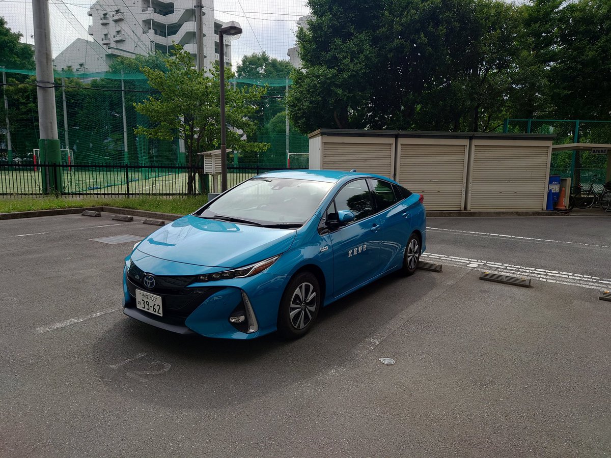 HirokiShimoda's tweet image. ＃武蔵野市　新しい公用車が登場！新型　＃プリウスPHV　個人的にカラーも好きだけど少し派手かも、、この色を選定した理由を知りたい！EVモードは、初代より2倍以上の走行距離を実現している。公用車も徐々にEV車にしていく方針です。政府は2035年には販売する車両がEV車にするという目標を掲げている