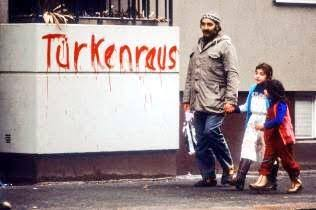 refugeeagency1's tweet photo. Soldaki foto (Almanya, 1990): "Türkler gidecek"

Sağdaki foto (Türkiye , 2023): "Suriyeliler gidecek" https://t.co/JaBozA35qW