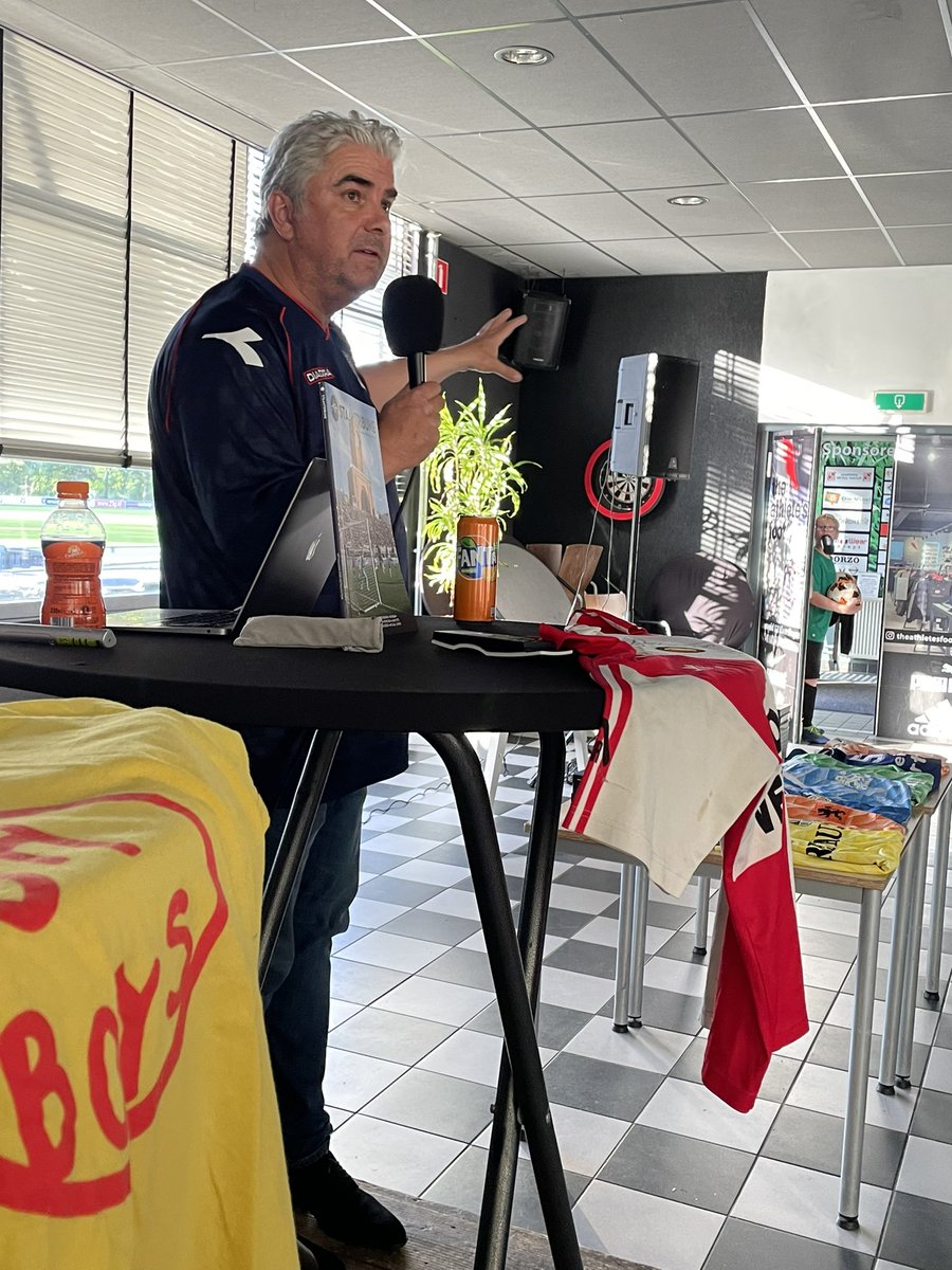 Mooie avond met <a href="/Staantribune/">Staantribune</a> on Tour bij <a href="/vvzwaluwenvld/">VV Zwaluwen</a>. Van heerlijke anekdotes over groundhoppen tot jeugdsentiment bij shirts. En: een quiz en bitterballen.

Ook een keer een avond vol voetbalverhalen organiseren bij jouw (business)club? Mail dan naar events@staantribune.nl.