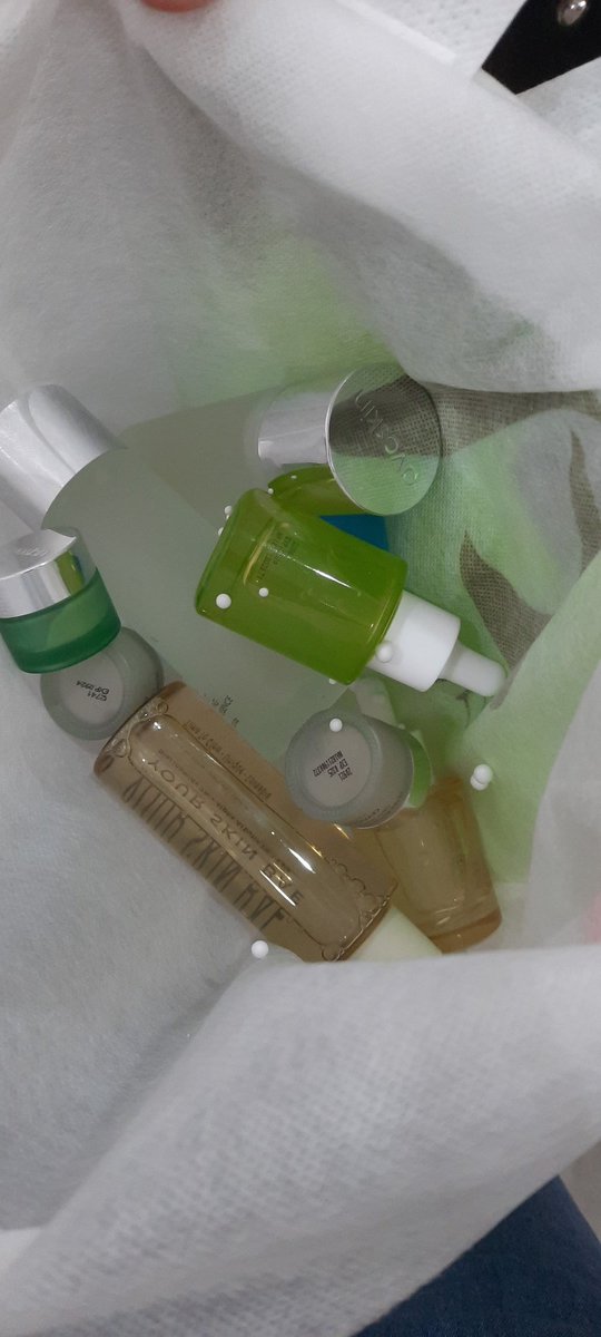 MelatiRahma's tweet photo. @avoskinbeauty Waaaa Gilakkkkk 200 ribu dapet 9.. apa-apan ini!!!!!!! Aaaa seneng banget makssih Avoskin!!!! #meetavoskinatyogyakarta https://t.co/32zVi2AHG8