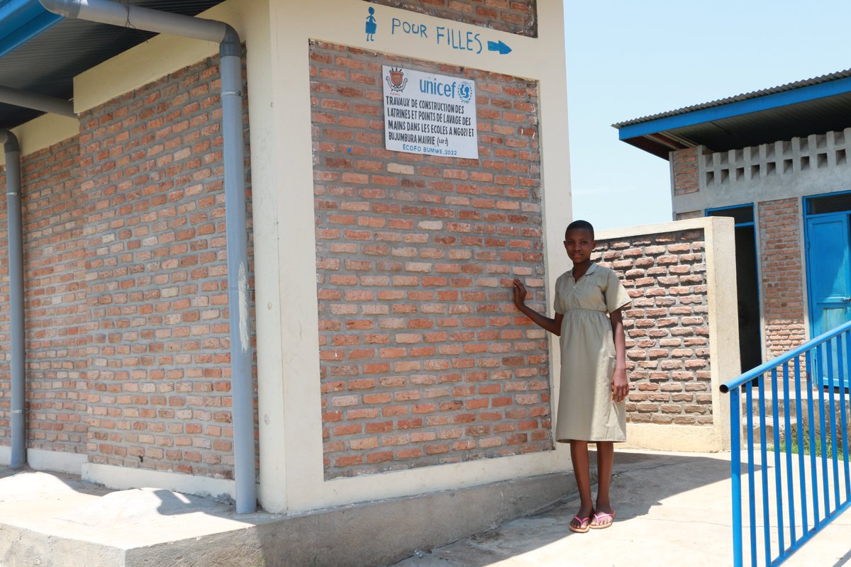 UNICEF_Burundi's tweet photo. 🚽👏 Grâce au financement @UNICEFUSA des latrines neuves ont été construites dans 18 écoles au #Burundi. “C’est un vrai bonheur de pouvoir aller aux toilettes. Elles sont propres et confortables” nous dit Chanella, élève ECOFO #Bumwe. En savoir + ici https://t.co/cZE3qaGjmG https://t.co/x5x7OWvRj5