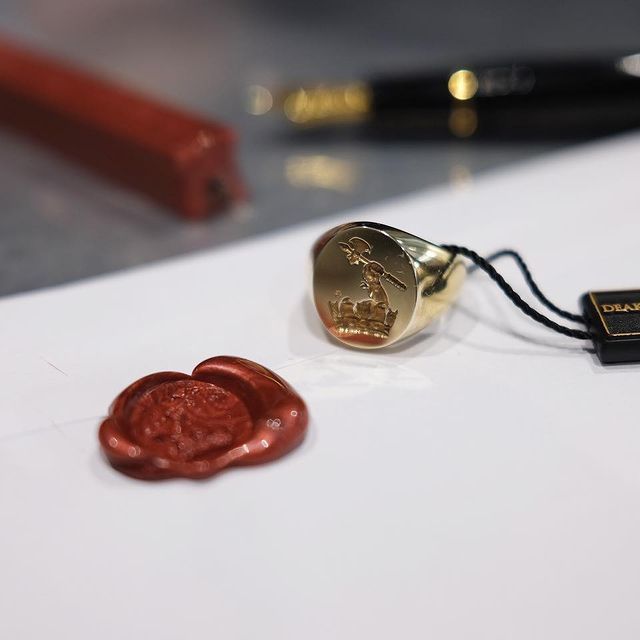 deakin_francis's tweet image. We also offer a range of contemporary styles that cater to modern tastes. The designs blend modern sensibilities with traditional craftsmanship, resulting in pieces that are both stylish and timeless. 

#DeakinandFrancis #Signetring