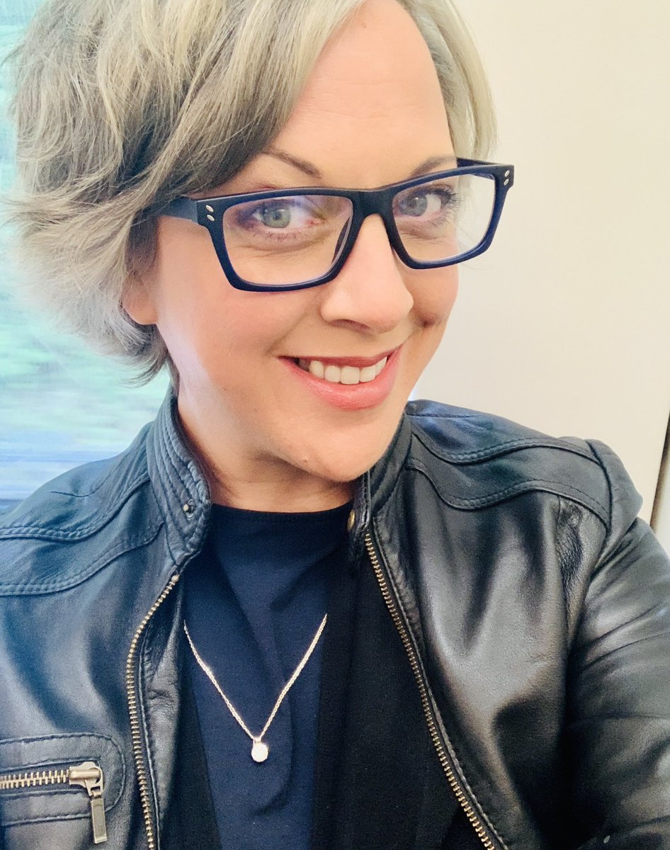 Debastating's tweet photo. Mandatory train selfie! #northernlass #somewhereinlondon #tube #commercial #VoiceOver #studios #actorslife #casting LETS DO THIS! https://t.co/flxFLH2fRh