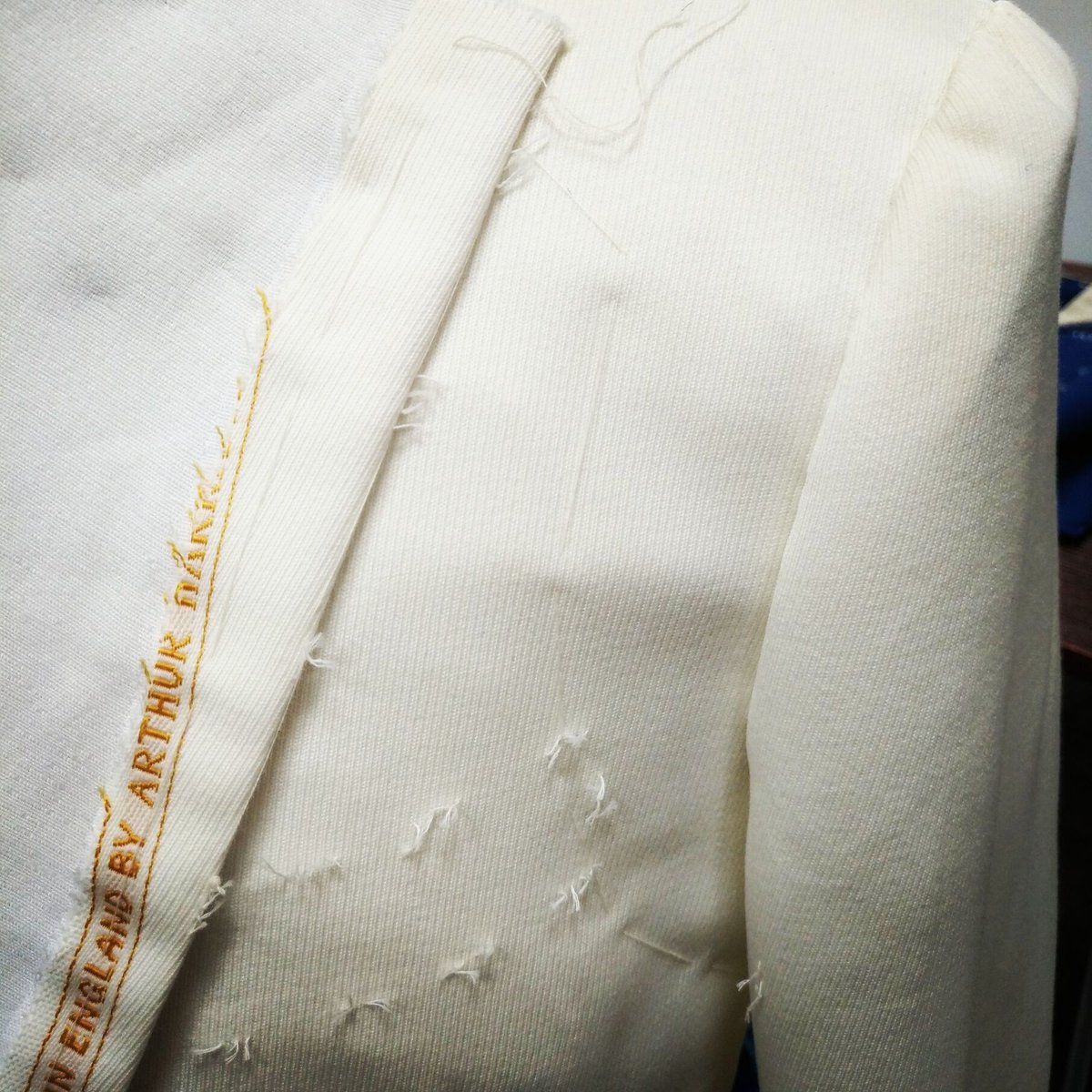 yipwecter's tweet image. The canvas under collar,the front interior canvas are all hand stitched intensively.

#bespoke #madetomeasure #gentleman #menstyle #sartorial #tailored #tailoring #tailor  #tailormade #worldoftailor #CMT

worldoftailor.com