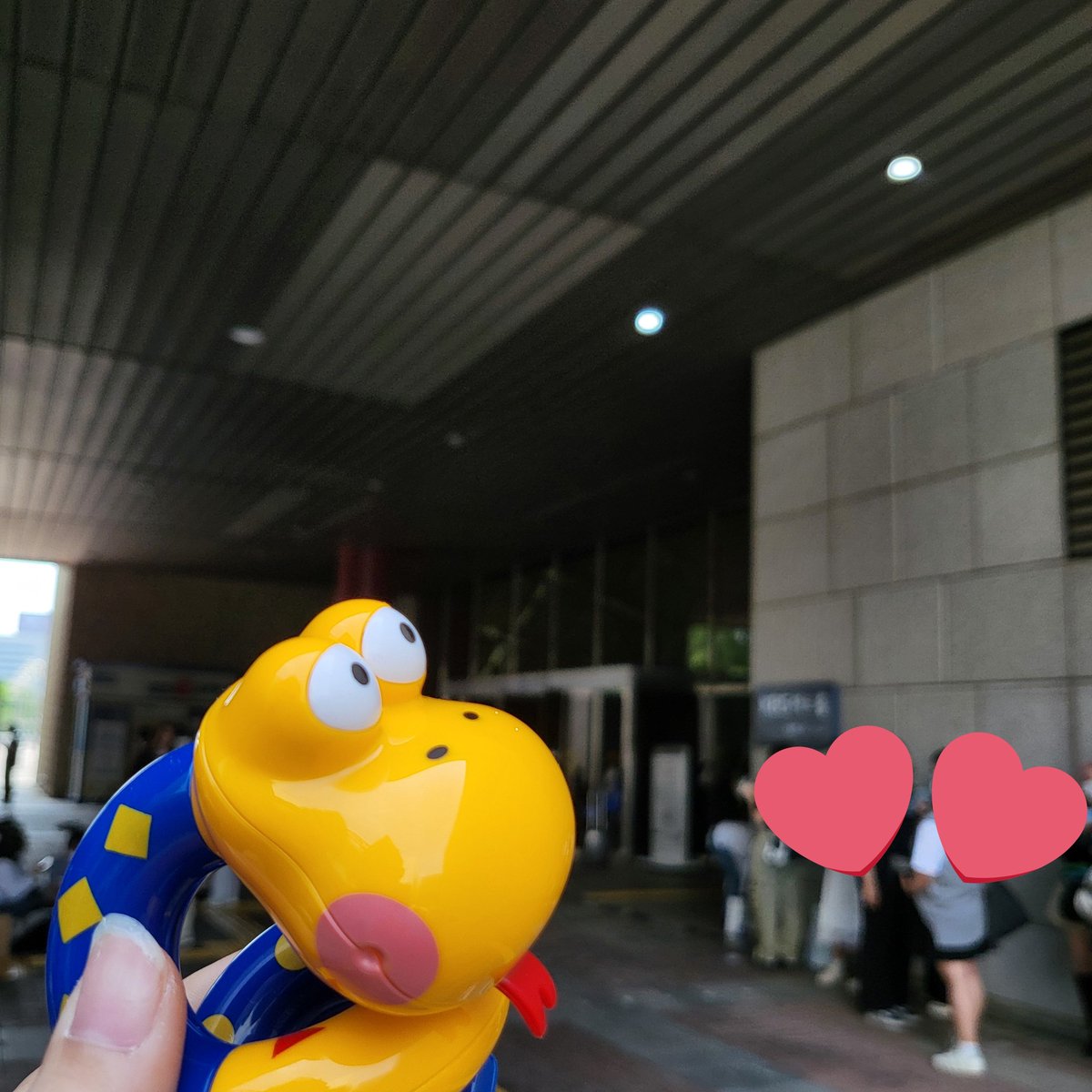 5ecretNumber's tweet photo. [*****]

230526(금) KBS2 뮤직뱅크 본방송 명단 체크 안내

🔑 위치 : 여의도 KBS 신관 공개홀 앞 (사진 속 장소)
🔑 시간 : 오후 3시 50분~

사전 안내드린 번호에 맞게 줄 서주시기 바랍니다.

#SECRET_NUMBER #시크릿넘버
#독사 #DOXA https://t.co/B96Z4efRPh