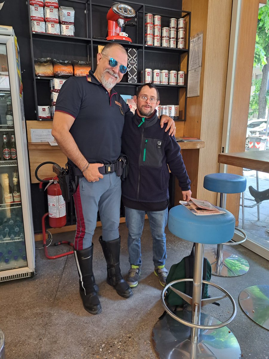 L'abbraccio di Roberto a Marco, poliziotto della #stradale aggregato a Cesena per #alluvioneemiliaromagna, è per ringraziarlo dell'aiuto fornito ai suoi concittadini in questi giorni difficili. Una foto che ci riempie di orgoglio! #26maggio #essercisempre
