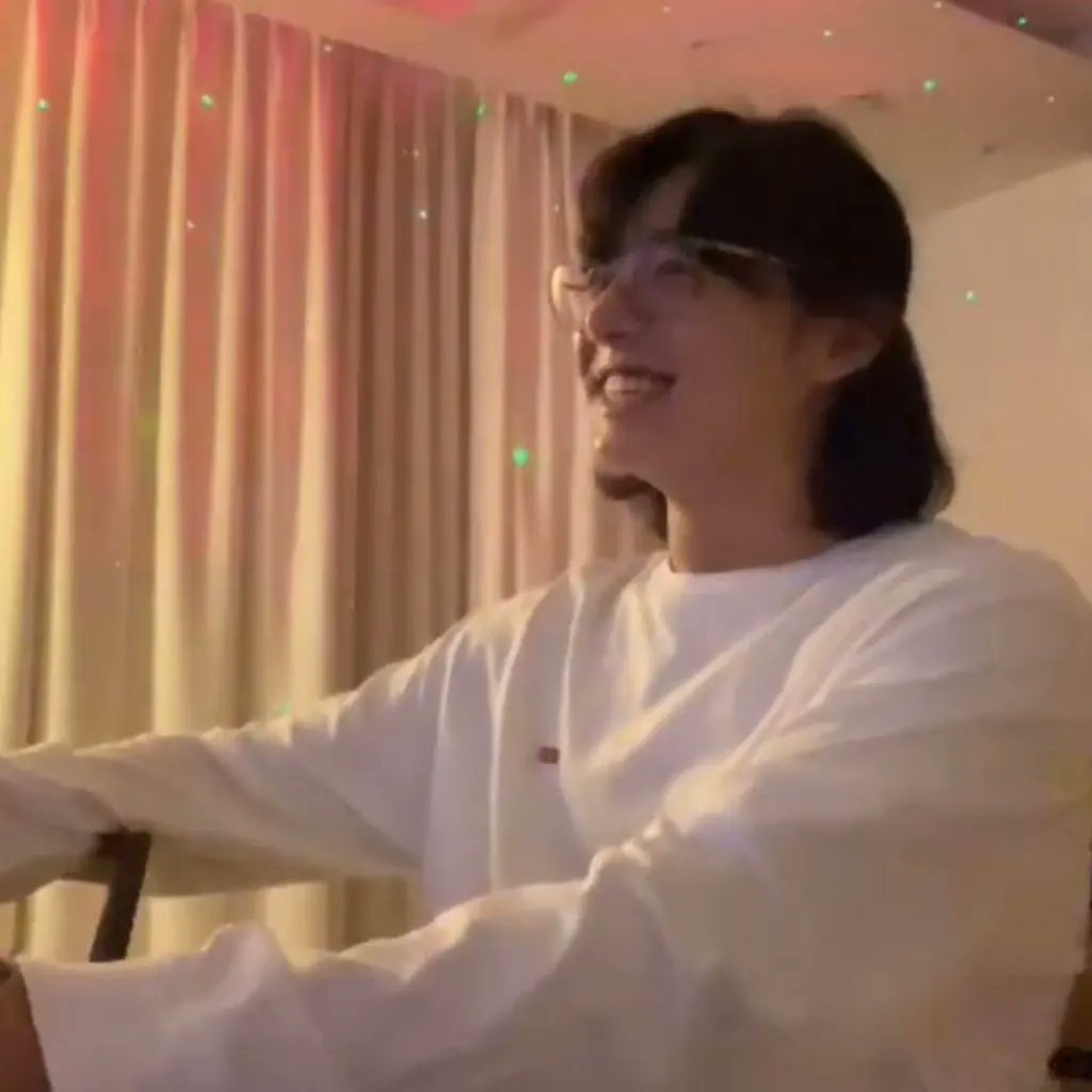 Smile7Kookie's tweet photo. Happy Koo! https://t.co/yia8kGXk1i