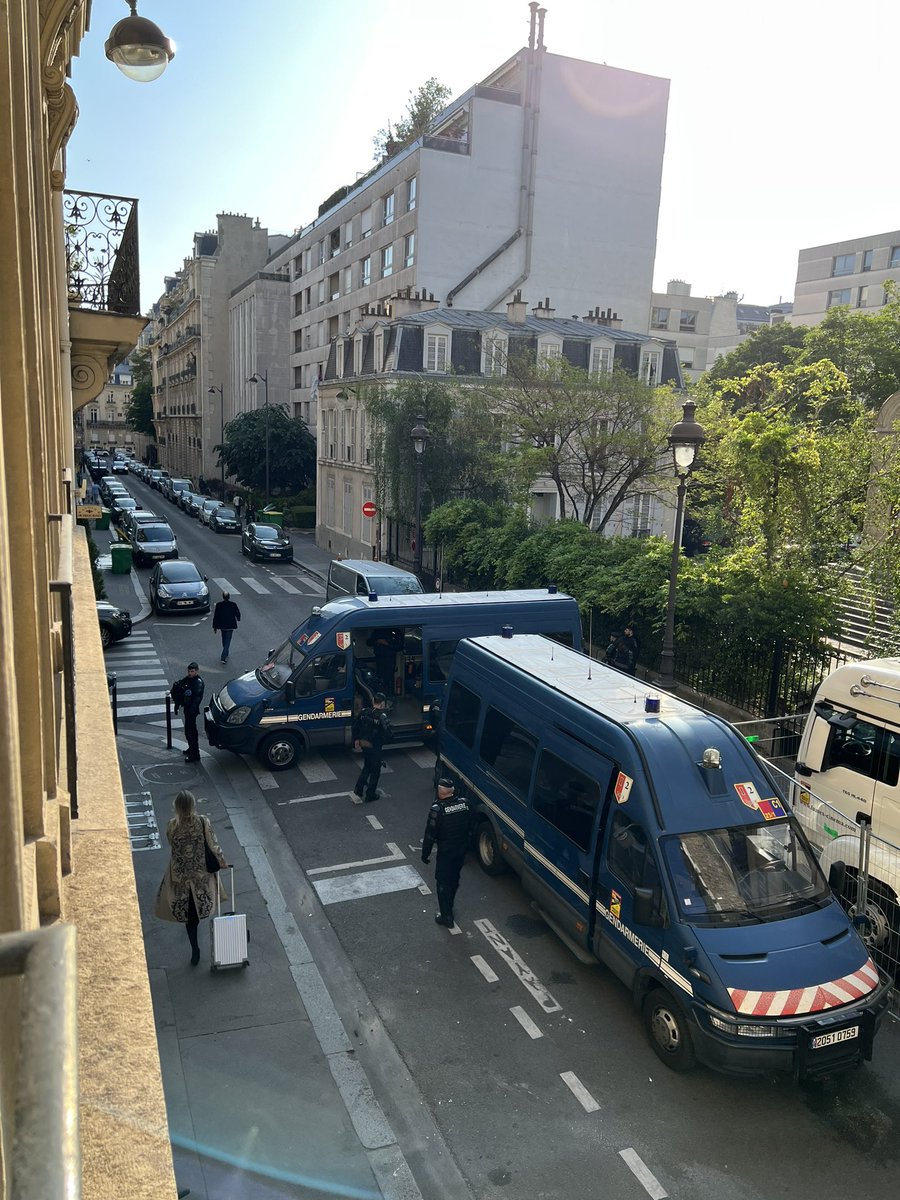 Manifestation Paris 8, ce matin quartier Pleyel. Les CRS derrière des boucliers demandent aux gens leur contrat de travail ou fiche de paie. Les habitants vont-ils devoir présenter leur contrat de location <a href="/GDarmanin/">Gérald DARMANIN</a> ?
