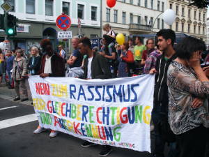 aktionfsa's tweet photo. Auf die Straße für die Menschenwürde!
30 Jahre Abschaffung des Asylrechts
https://t.co/L7mX9x9o8O
#Menschenwürde #Asylbewerberleistungsgesetz #AsylbLG #PM #Asyl #Flucht #Folter #Abschiebung #Migration #Frontex #Flugdaten #EuroDAC #Europol #Schengen #VisaWaiver #Verfolgung #Demo https://t.co/8vN5J20Kr3