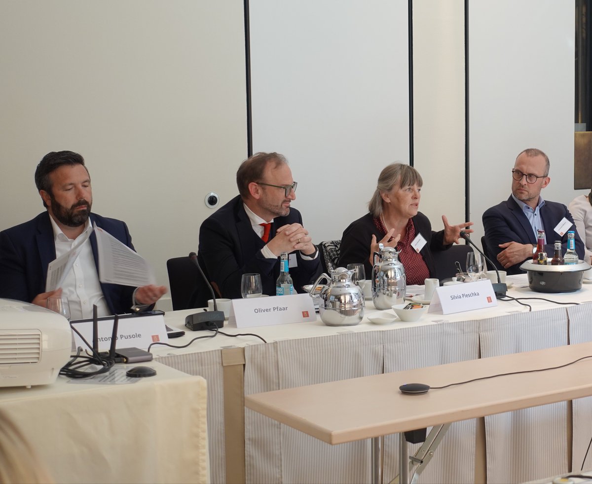 Oliver Pfaar (@opfaar) on Twitter photo Berlin, 24.Mai : 
16. Runder Tisch Allergologie 
Wichtige berufspolitische Akzente mit gesundheitspolitischen Sprecher*innen des Deutschen Bundestages, GKV-Spitzenverbänden und Industrie: 
klarer Auftrag: PRO Allergologie und AIT !!! Berlin, 24.Mai : 
16. Runder Tisch Allergologie 
Wichtige berufspolitische Akzente mit gesundheitspolitischen Sprecher*innen des Deutschen Bundestages, GKV-Spitzenverbänden und Industrie: 
klarer Auftrag: PRO Allergologie und AIT !!!