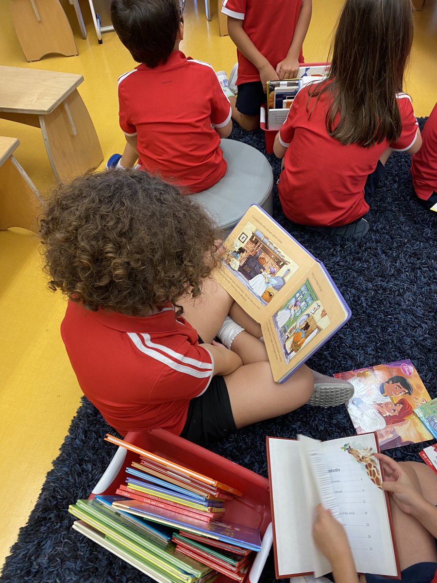 ClareHibbard's tweet image. We love reading. We love to read sitting down, standing up with our friends ❤️⁦@DAAElementary⁩