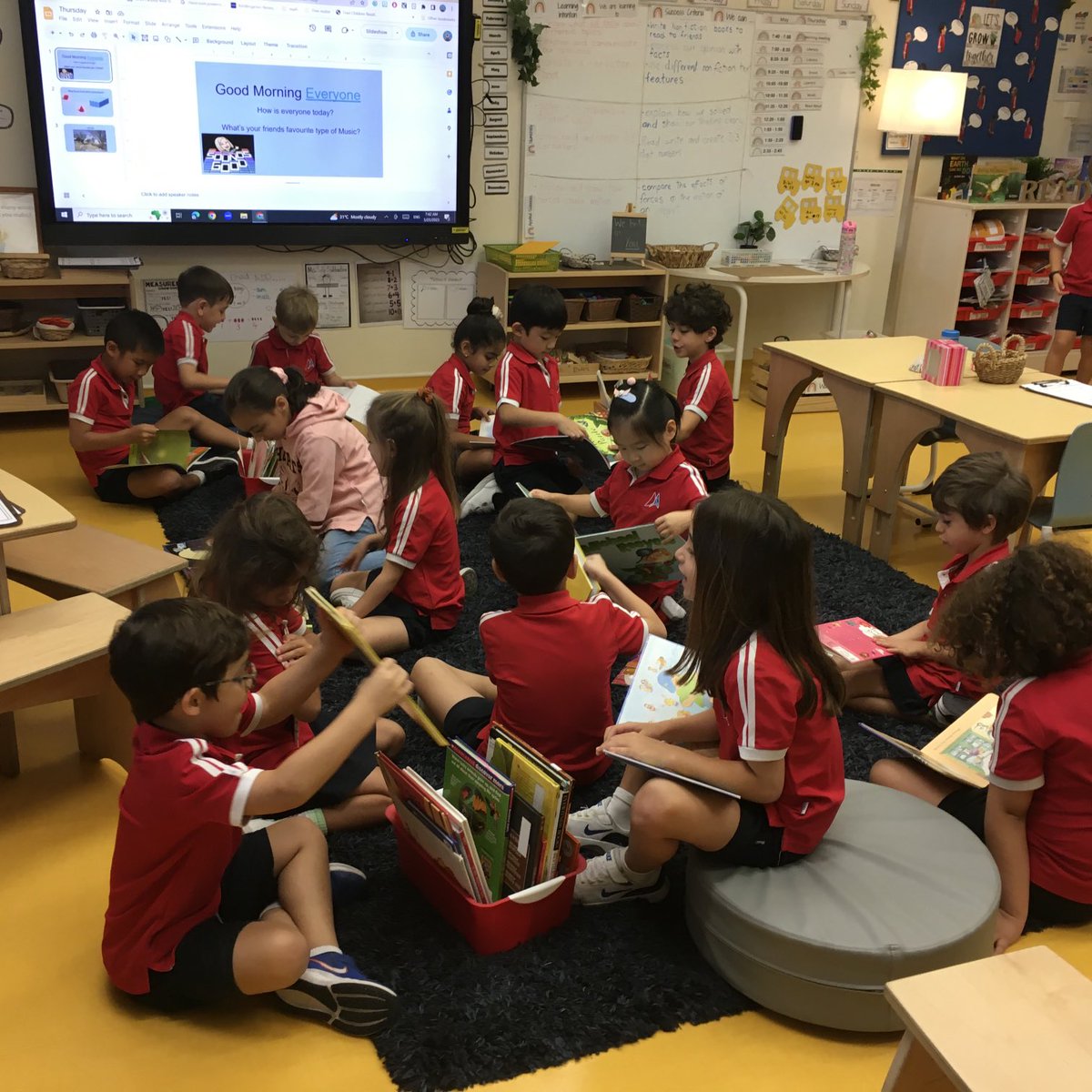 ClareHibbard's tweet image. We love reading. We love to read sitting down, standing up with our friends ❤️⁦@DAAElementary⁩