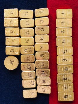 Big achievement for #BSF. Smugglers were trying to smuggle huge quantity of #Gold Biscuits from #IndoBangladeshborder. #Gold was kept inside cavity of truck. Truck driver appended with 36 gold Biscuits.

#GoldRate #ITRaid