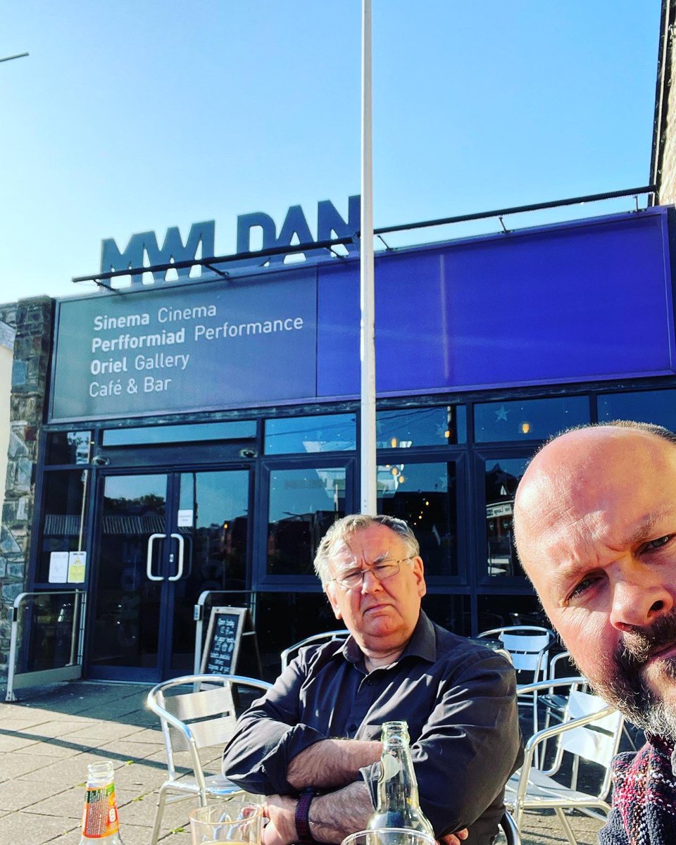 Huwbertbates's tweet photo. Peint yn yr haul gyda Ioan lawr yn Aberteifi, cyn gwylio comedi gan hen ffrind @ctomharris ar gyfer @TheatrauSirGar. Noson ddifyr iawn, a neis i gael cyfle oโr diwedd, i ymweld รขโr ffantastig @TheatrMwldan ๐ญ
#PlaDu #cefnogircelfyddydau
#ladsladslads #yagym #sibrwd https://t.co/3MhDKtE9vz
