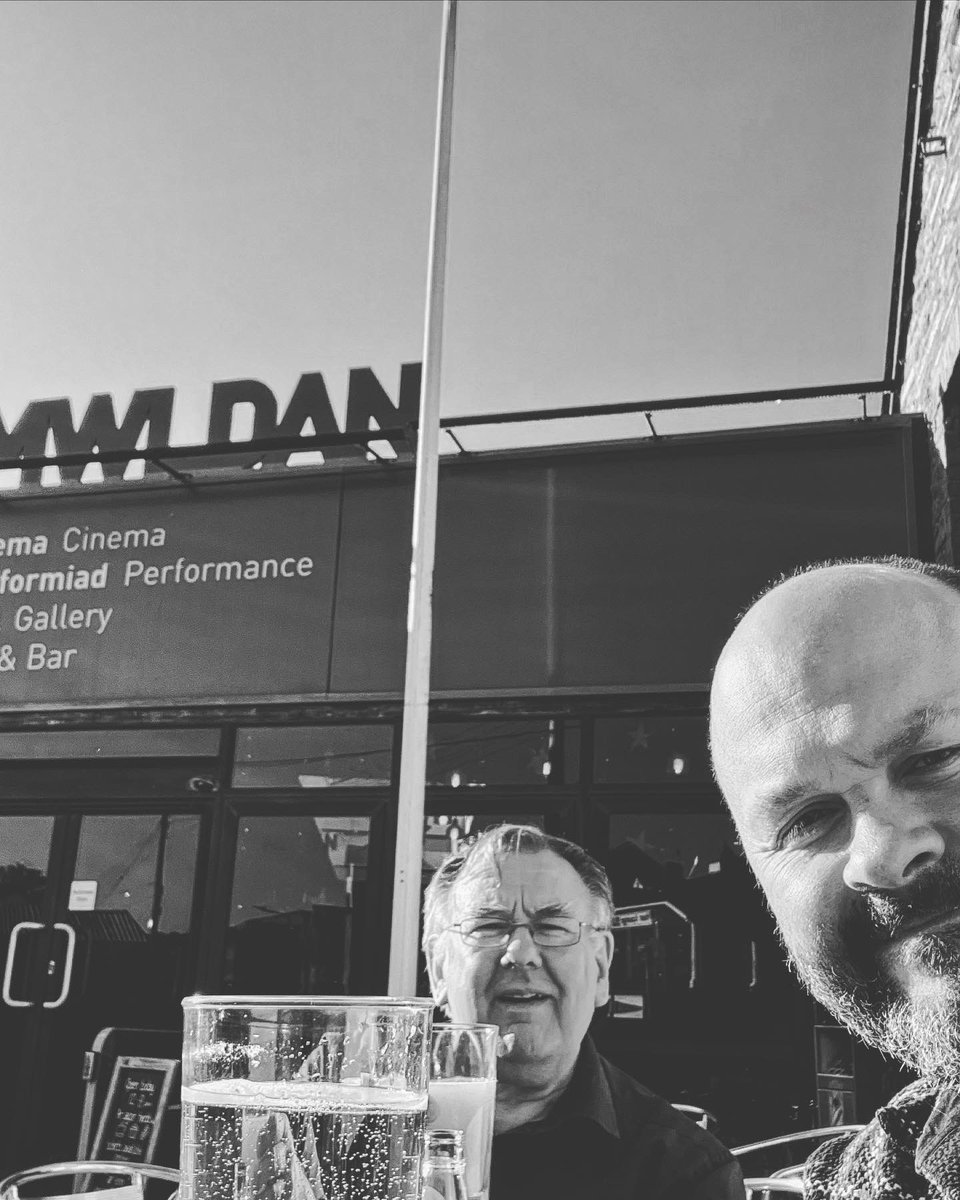 Huwbertbates's tweet photo. Peint yn yr haul gyda Ioan lawr yn Aberteifi, cyn gwylio comedi gan hen ffrind @ctomharris ar gyfer @TheatrauSirGar. Noson ddifyr iawn, a neis i gael cyfle oโr diwedd, i ymweld รขโr ffantastig @TheatrMwldan ๐ญ
#PlaDu #cefnogircelfyddydau
#ladsladslads #yagym #sibrwd https://t.co/3MhDKtE9vz