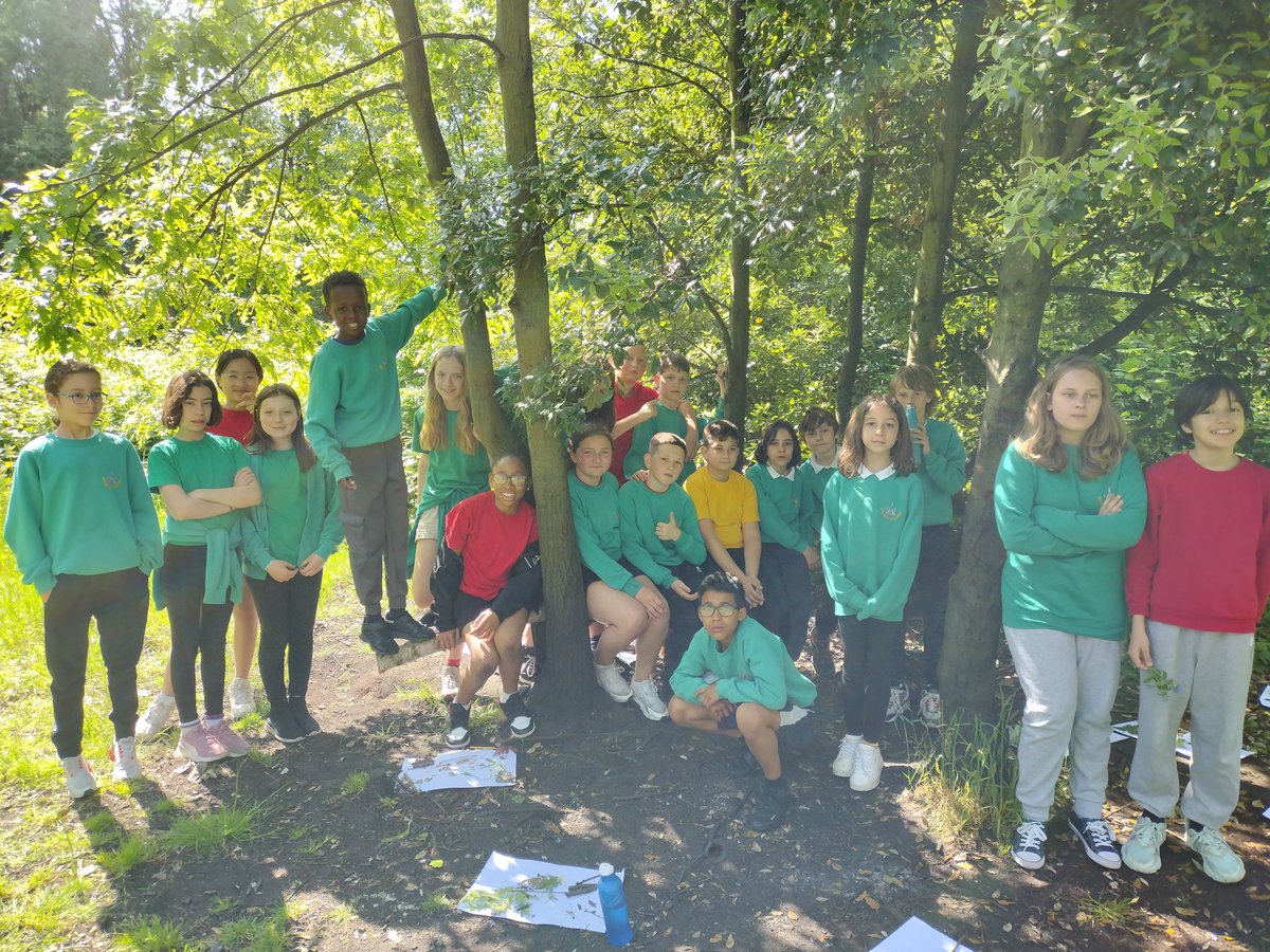 RiversdalePS's tweet image. Garnet Class took full advantage of our superb weather to head outside for a Literacy lesson! We&apos;re reading #KensukesKingdom and used Michael&apos;s arrival on the island as an inspiration to use natural resources to recreate the scene @MichaelMorpugo was creating #RiversdalePS