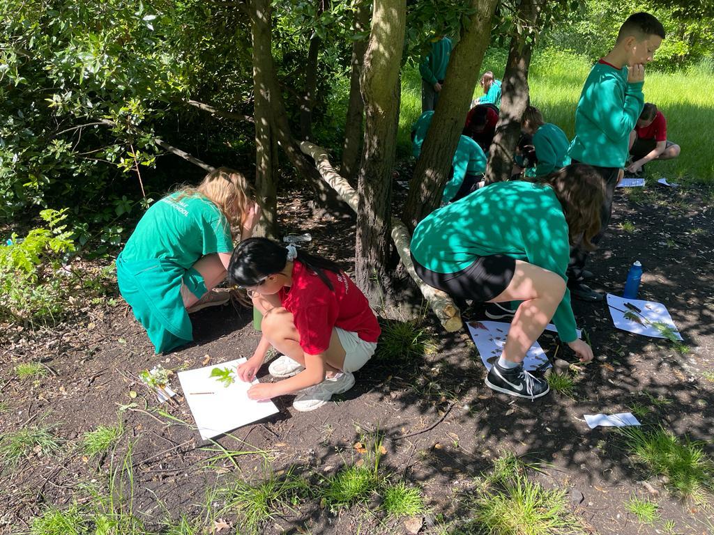 RiversdalePS's tweet image. Garnet Class took full advantage of our superb weather to head outside for a Literacy lesson! We&apos;re reading #KensukesKingdom and used Michael&apos;s arrival on the island as an inspiration to use natural resources to recreate the scene @MichaelMorpugo was creating #RiversdalePS