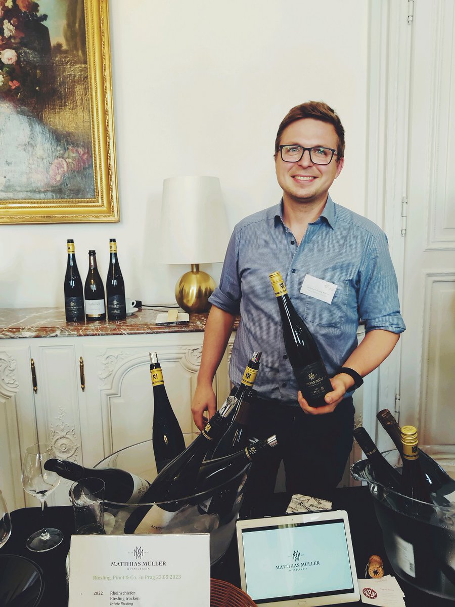 mikulasduda's tweet photo. Tento týden proběhl třetí ročník degustace @winesofgermany v prostorách Německého velvyslanectví v Praze. Akce s názvem Riesling, Pinot &amp; Co. opět nabídla zajímavou paletu vinařství a vín prezentovaných samotnými vinaři: https://t.co/DKqMPSa16y https://t.co/4fFEi4w8bQ