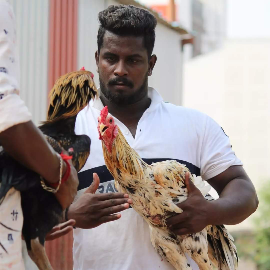 SavukkuOfficial's tweet photo. வருமான வரித்துறை அதிகாரிகள் காரை உடைத்தவர் @tnpoliceoffl @IncomeTaxIndia https://t.co/vwLhNM921E