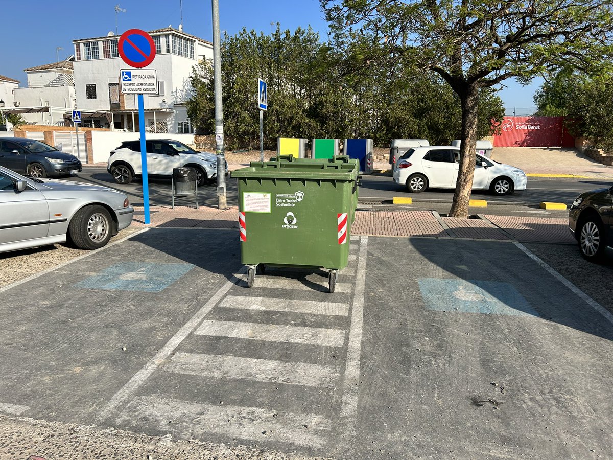 robermero's tweet photo. @MairenaAljarafe veis normal que se “aparquen” los contenedores en esta zona, todos los días? @PoliciaMairena @AntonioConde_M https://t.co/H0EXA4zj7i