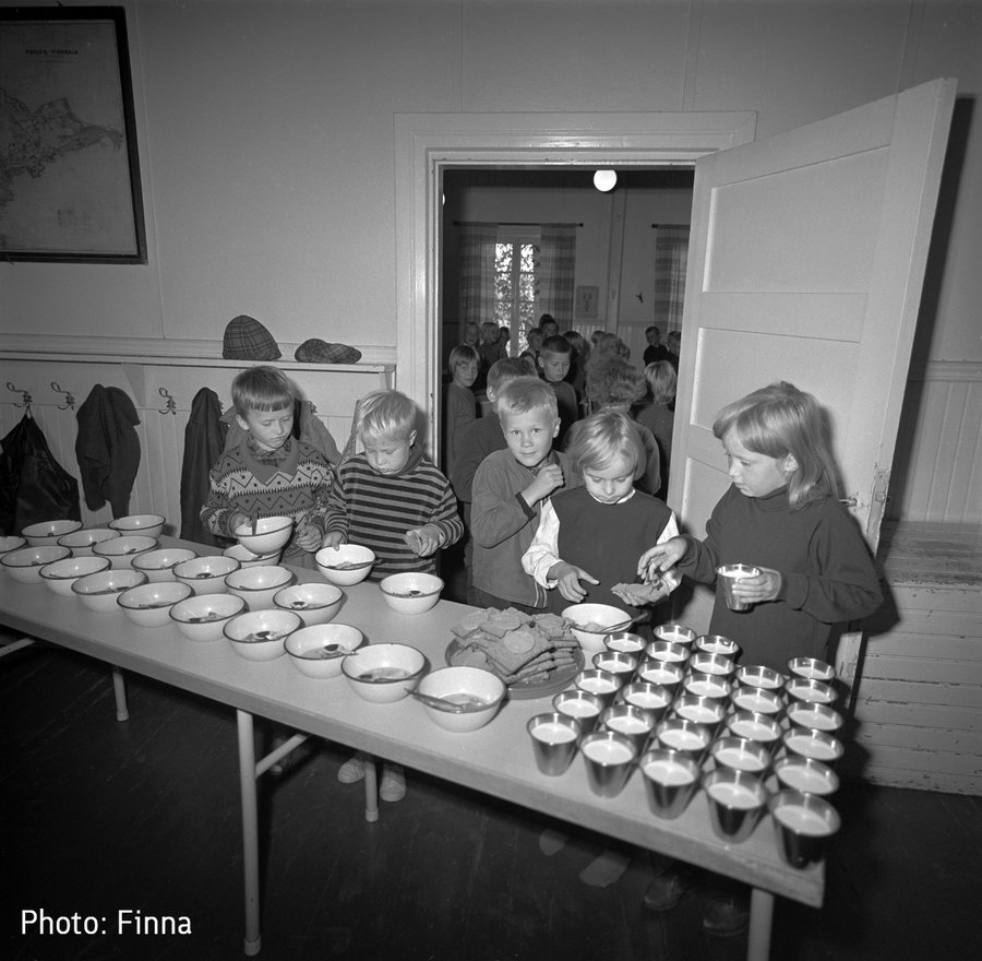 FinlandEmbUAE's tweet photo. Finland has served free school meals for 75 years.✨ 

Originally established in the 1940s, the school meal system teaches children about food and table manners, and has also helped make it easier for both parents to work outside of home.  

#LessonsOnFood https://t.co/U7djY3vNIm