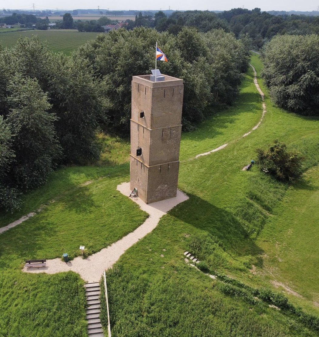 Vuurtoren en militair object De Stenen Baak <a href="/GemVoorneaZee/">Voorne aan Zee</a> <a href="/EilandVoorne/">voorne aan zee</a> <a href="/OPVoornePutten/">OP Voorne-Putten</a> geopend van di tm zo. Ook dit weekend tijdens #voorneinstelling <a href="/BeleefBrielle/">Beleef Brielle</a> foto: <a href="/UitgeverijDe/">Uitgeverij de Brouwerij</a>