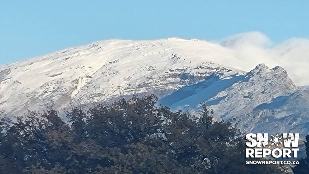Finally some Western Cape snow this morning. See facebook.com/snowreportsa and snowreport.co.za 
#snowreportsa #africansnow