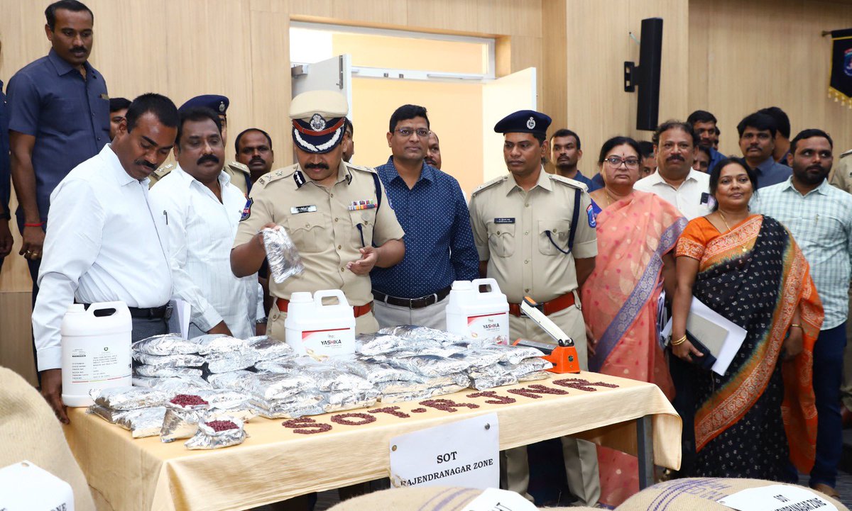 గౌరవ సీఎం గారు, రాష్ట్ర ప్రభుత్వం తీసుకున్న ఈ చర్యల ఫలితంగానే మన తెలంగాణ రాష్ట్రంలో 80% to 90% నకిలీ విత్తనాల బెడద తగ్గింది. ఇంకా అక్కడక్కడా ఈ మాఫియా ఉన్నారు. వారినీ ఏరిపారేస్తాం.