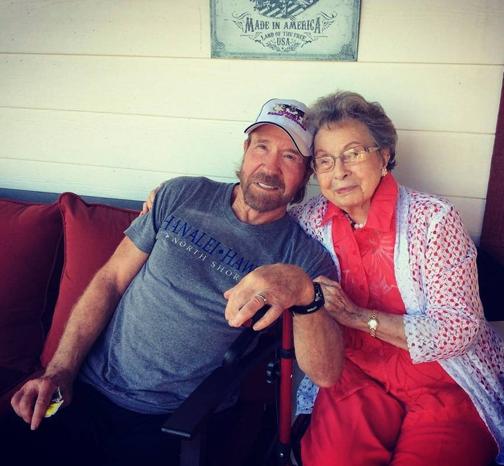 RobertDeglane's tweet photo. Chuck Norris (83) y su madre (102) posan orgullosos conscientes de su inmortalidad. 

Buenos días, Tuiter ☕️ https://t.co/3neA4oWFs7