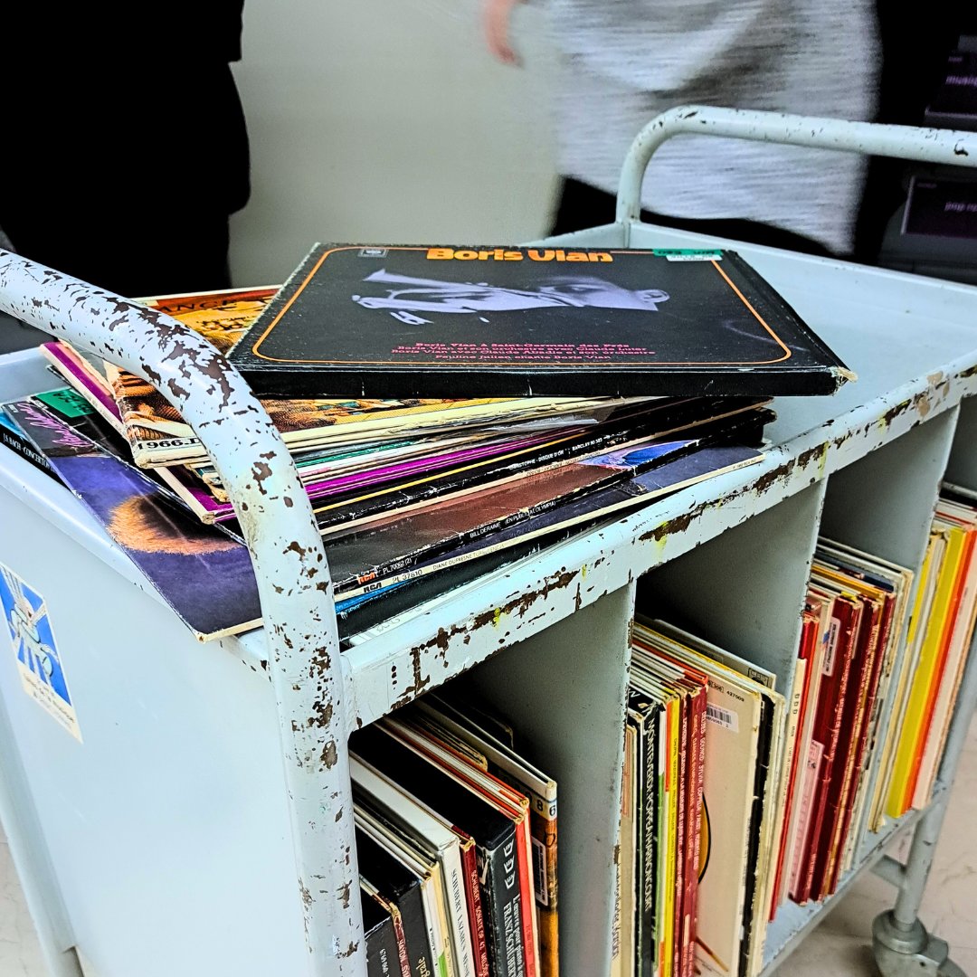 BibLyon's tweet photo. Aperçu de la préparation de la braderie où les 25000 documents mis en vente, sont actuellement triés et rangés

➡️ Pour leur offrir une seconde vie, rendez-vous le dim. 11/06 de 10H à 17H à la Bib de la Part-Dieu (entrée côté gare) !
Braderie ouverte à tou-te-s ! https://t.co/VeHheggiWH