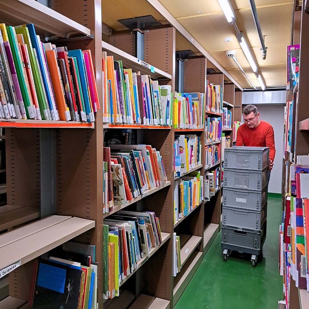 BibLyon's tweet photo. Aperçu de la préparation de la braderie où les 25000 documents mis en vente, sont actuellement triés et rangés

➡️ Pour leur offrir une seconde vie, rendez-vous le dim. 11/06 de 10H à 17H à la Bib de la Part-Dieu (entrée côté gare) !
Braderie ouverte à tou-te-s ! https://t.co/VeHheggiWH