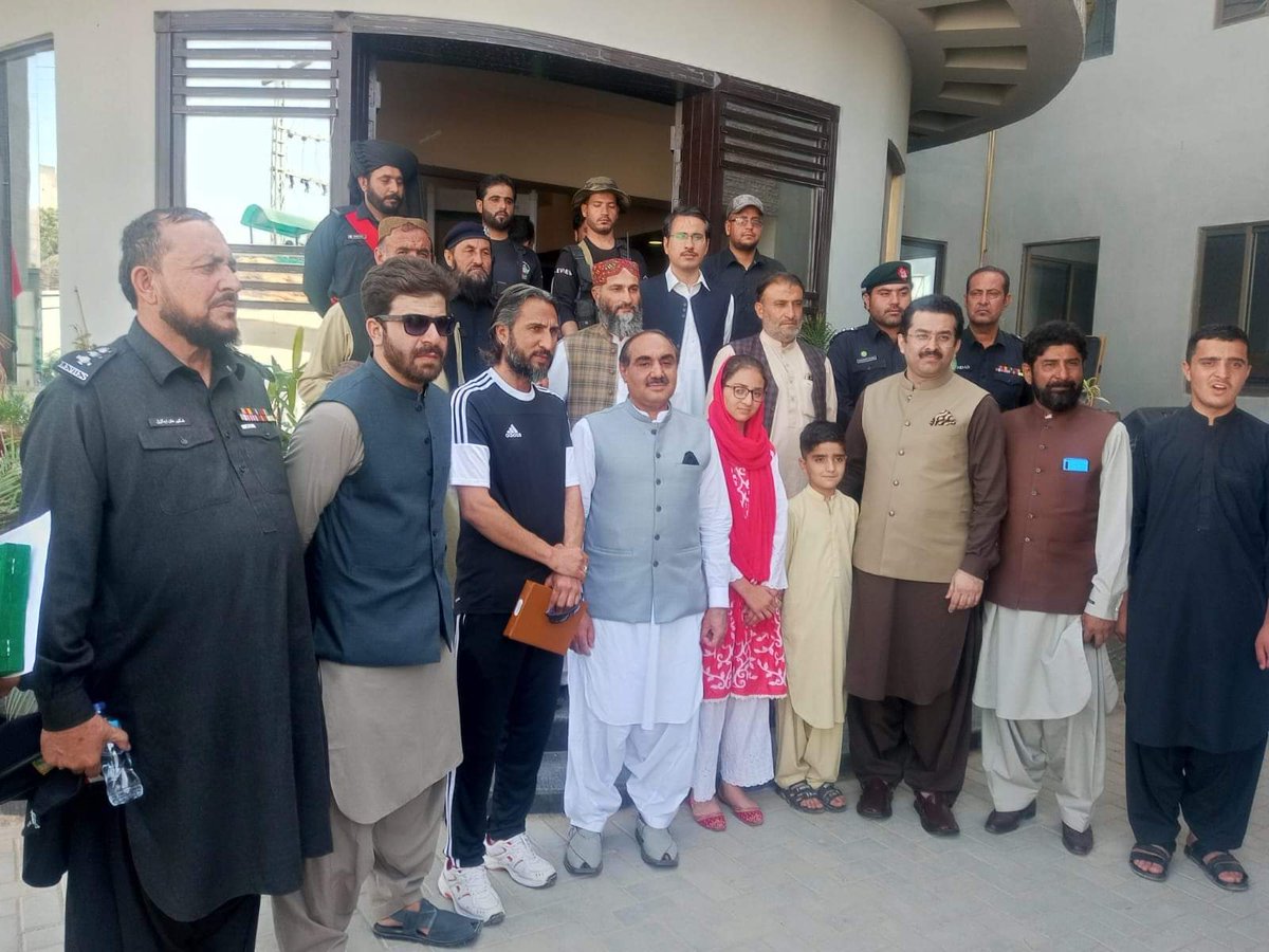اولمپین شکیل عباسی کا اےسی ایس ھوم صالح ناصر اور ڈی جی لیویز فورس کے ھمراہ شہیدوں کے بچوں کے ساتھ ایک اچھا منظر 
ہمارے شیہدوں کو سلام ❤