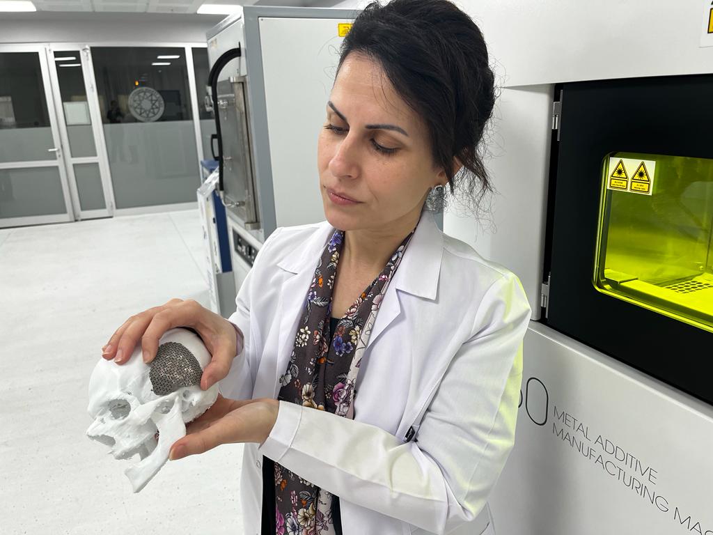 Üniversitemizin ilk ve tek metal eklemeli imalat laboratuvarı olan KİMAUM’ da titanyumdan prototip cerrahi implant üretimleri başladı 🌟

#YildizEdu  #ArGedeLiderYTÜ @ProfMihrigul